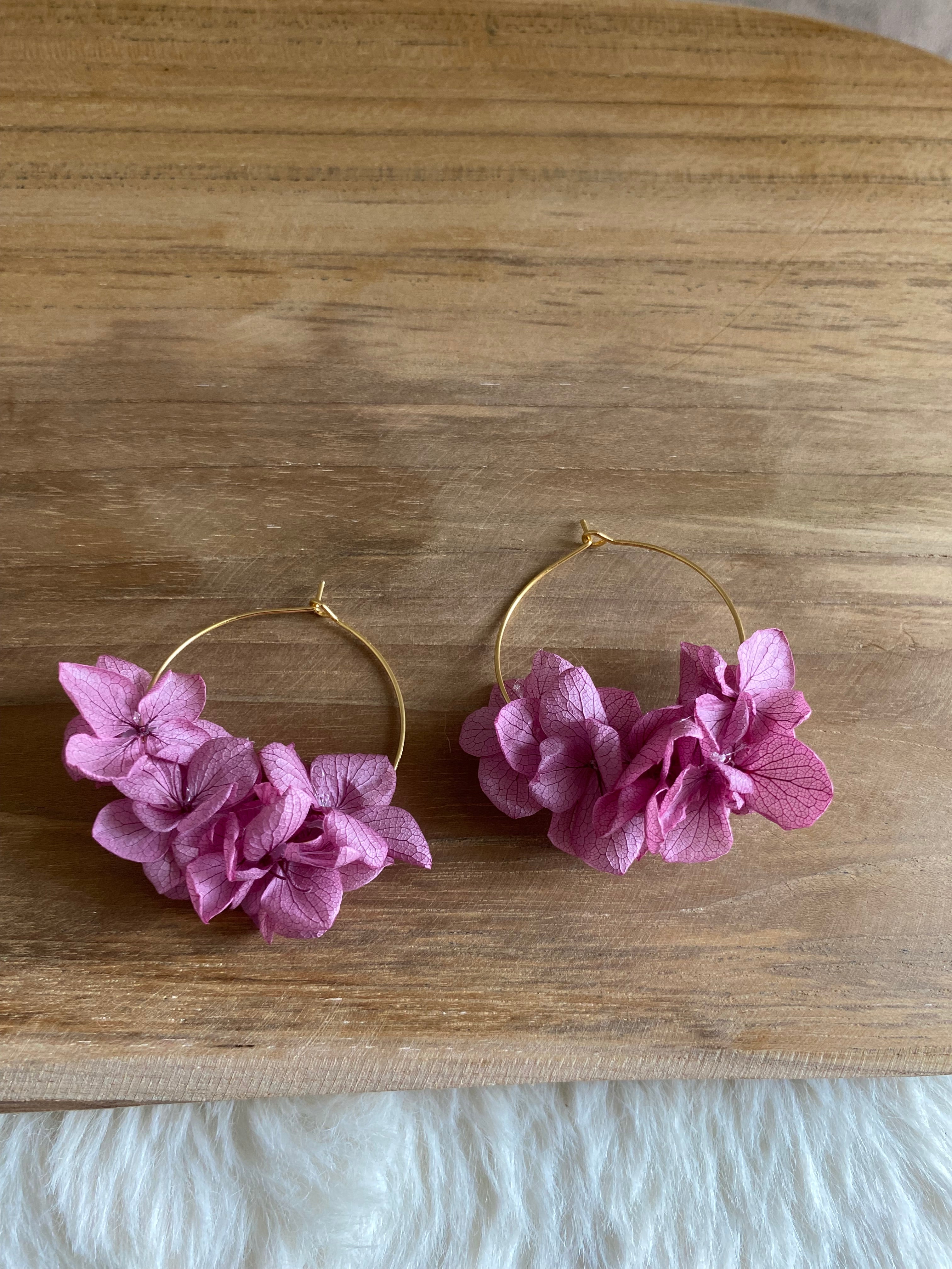 Les boucles d’oreilles Flora
