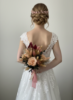 Mariée de dos avec bouquet Agathe